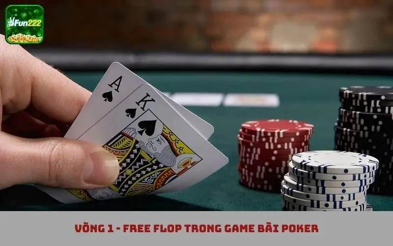 Người chơi trên sòng bài Poker đang sở hữu 2 lá bài tẩy của vòng 1